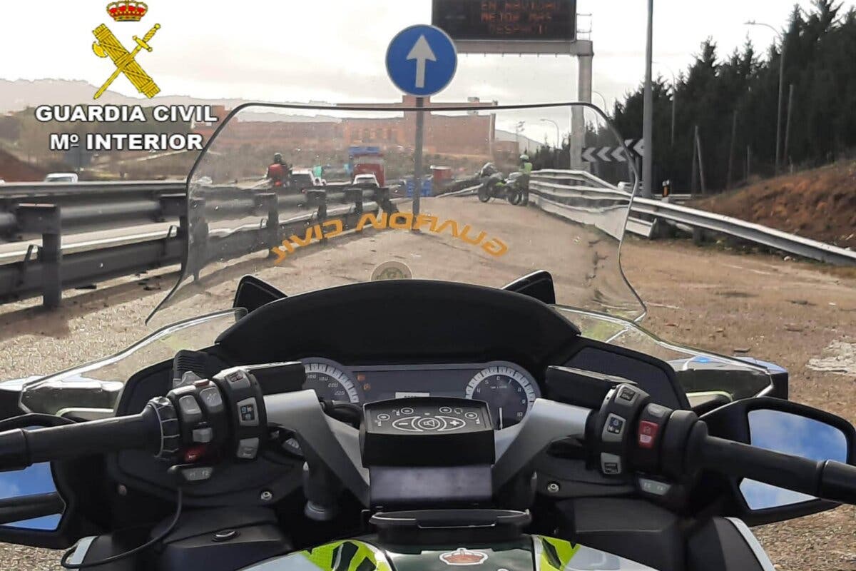 La Guardia Civil auxilia al empleado de una gasolinera de la A-2 que cayó desplomado entre los surtidores