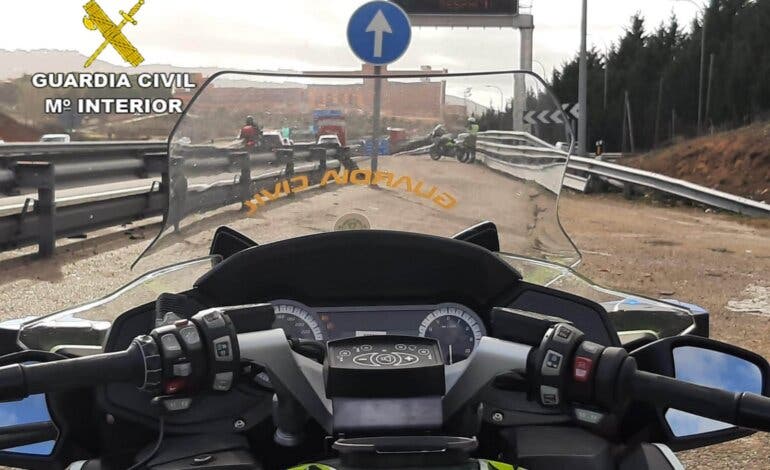 La Guardia Civil auxilia al empleado de una gasolinera de la A-2 que cayó desplomado entre los surtidores