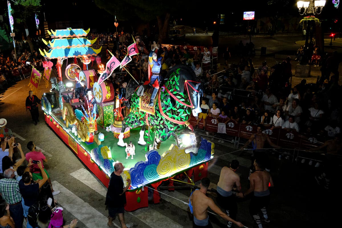 La peña El Cebollón gana el 45 Desfile de Carrozas de Azuqueca 