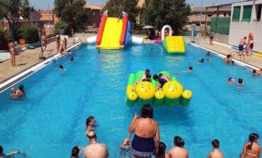 Castillos hinchables en la piscina con entrada gratuita para despedir el verano en Paracuellos