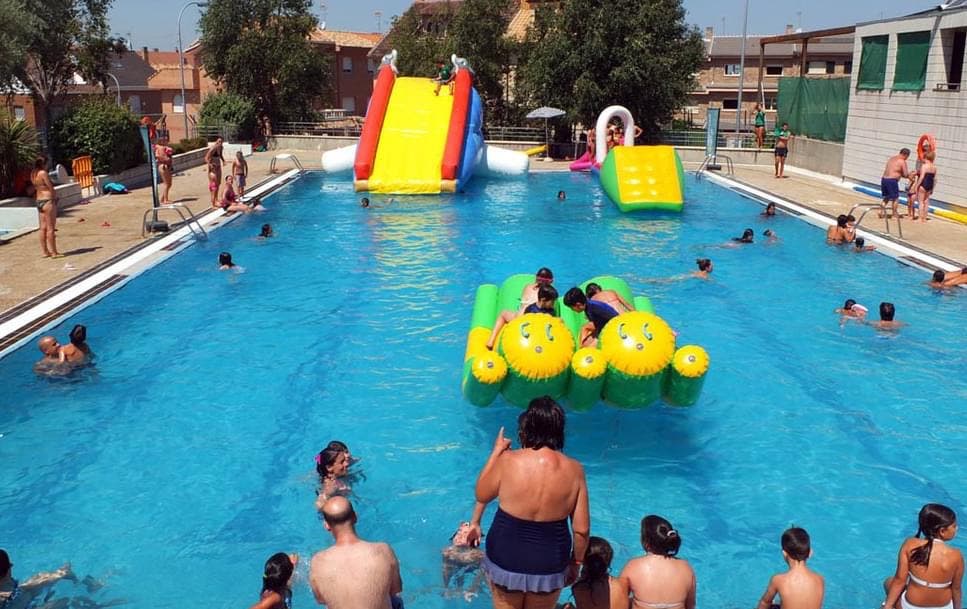 Castillos hinchables en la piscina con entrada gratuita para despedir el verano en Paracuellos