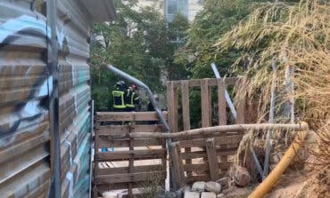 Desalojan un edificio okupado en Tetuán tras un incendio en un patio interior con infraviviendas