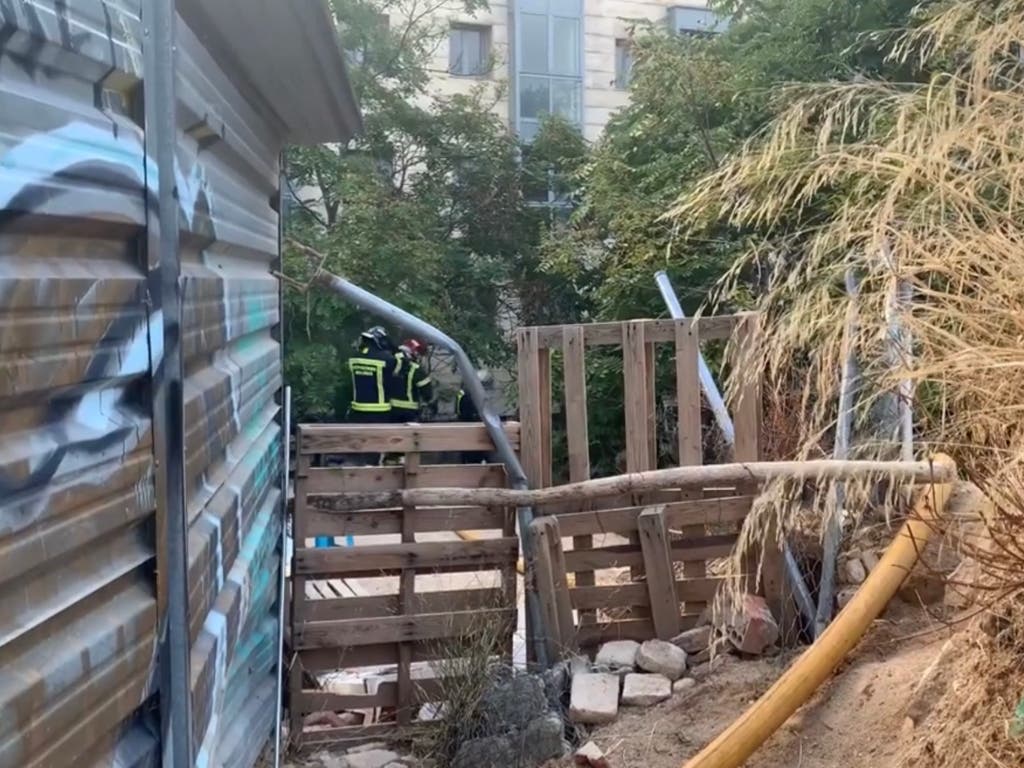 Desalojan un edificio okupado en Tetuán tras un incendio en un patio interior con infraviviendas