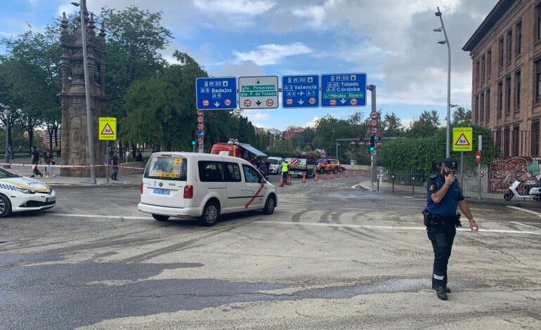 Abiertos todos los accesos a la M-30 desde Marqués de Vadillo, cortados tras la rotura de una tubería