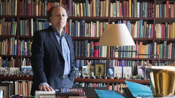 Ayuso anuncia un «doble homenaje» al escritor Javier Marías tras su muerte