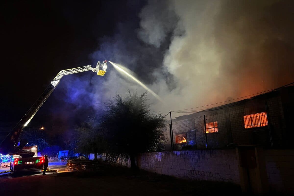 Un incendio en una nave de Paracuellos provoca una gran columna de humo