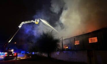 Un incendio en una nave de Paracuellos provoca una gran columna de humo