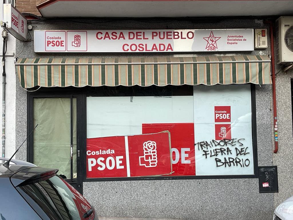 Realizan una pintada en la sede del PSOE de Coslada: «Traidores, fuera del barrio»