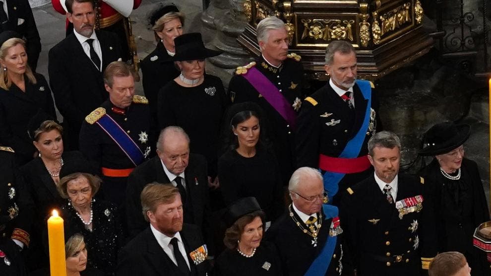 Los Reyes, sentados junto a los eméritos en el funeral de Isabel II