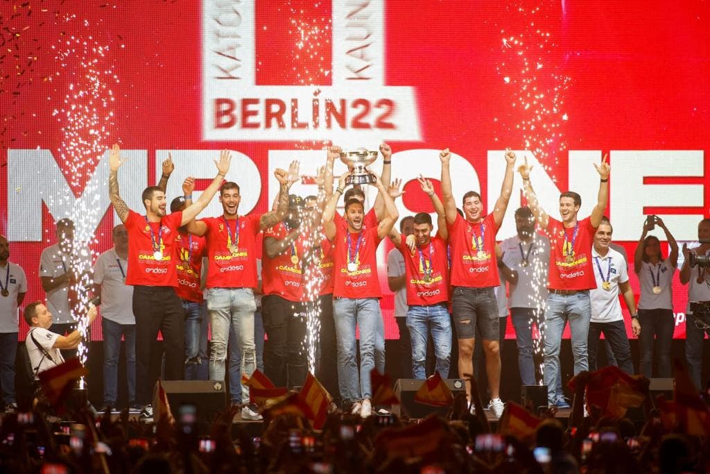 La selección española de baloncesto recibió el cariño de la afición en Madrid por su cuarto Eurobasket