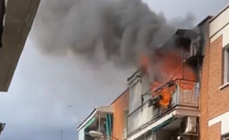 Nueve personas atendidas tras incendiarse un piso en Villaverde 