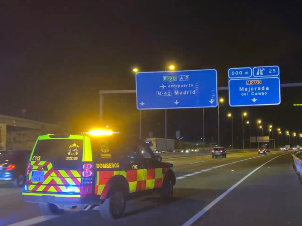 Muere un motorista en Alcalá de Henares tras chocar con un coche y ser arrollado por un camión