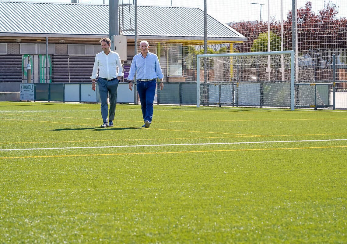 Torrejón de Ardoz renueva el césped de los campos de fútbol municipales