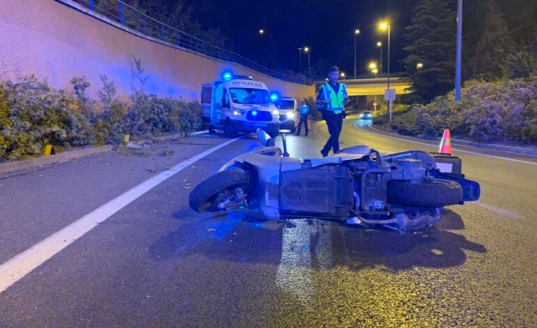 Herido grave un motorista de 33 años tras salir despedido contra un muro en la M-30