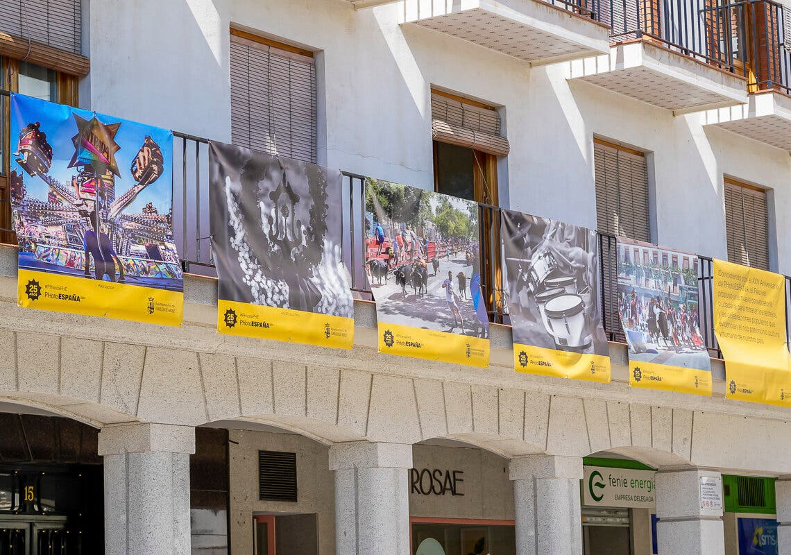 Los balcones de la Plaza Mayor de Torrejón exhiben una exposición de PHotoEspaña