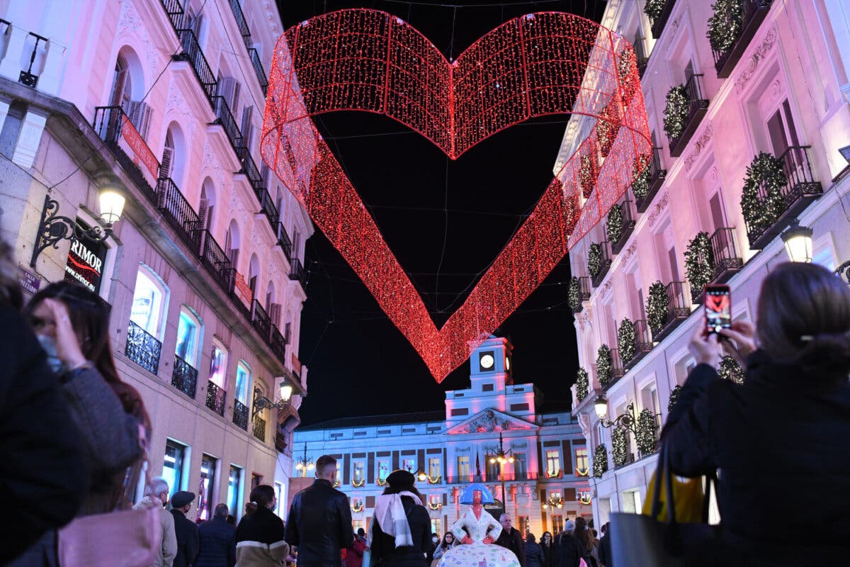 Diseñadores de moda continuarán creando la iluminación navideña de Madrid