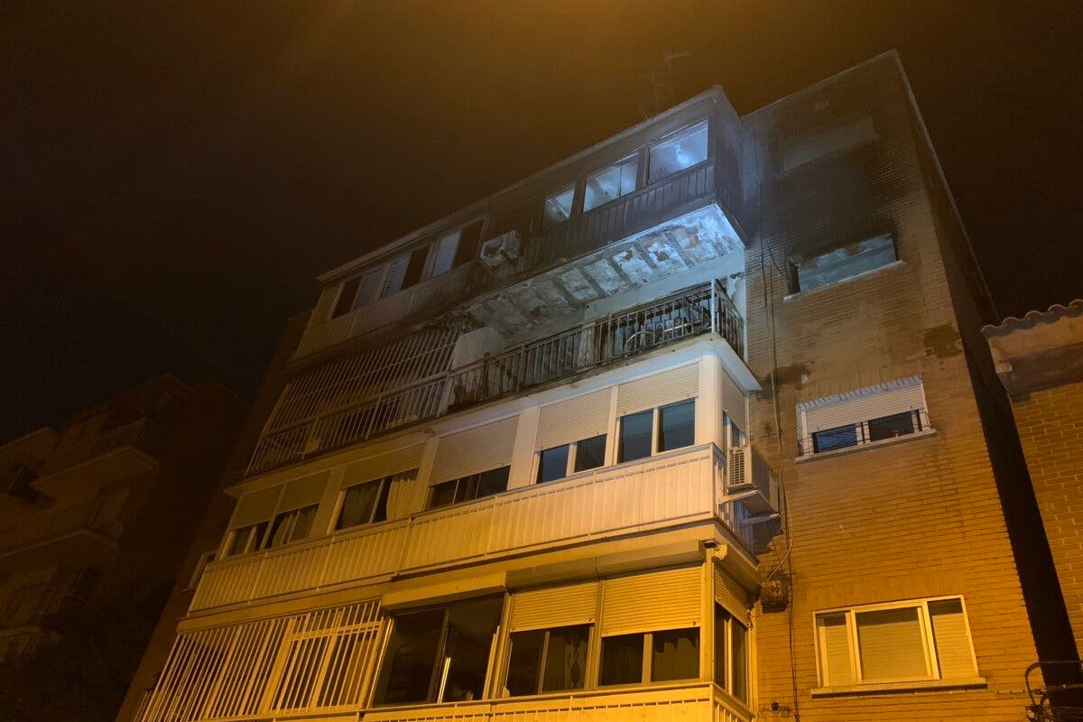 Mueren dos personas en un incendio en un edificio de viviendas en Madrid
