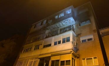 Mueren dos personas en un incendio en un edificio de viviendas en Madrid