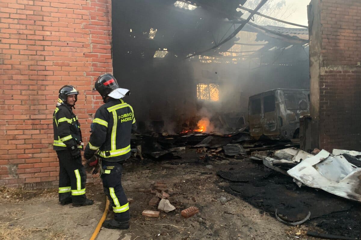 Arde una nave en la Cañada Real y dos vehículos quedan completamente calcinados 