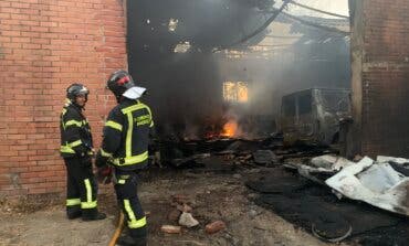 Arde una nave en la Cañada Real y dos vehículos quedan completamente calcinados 