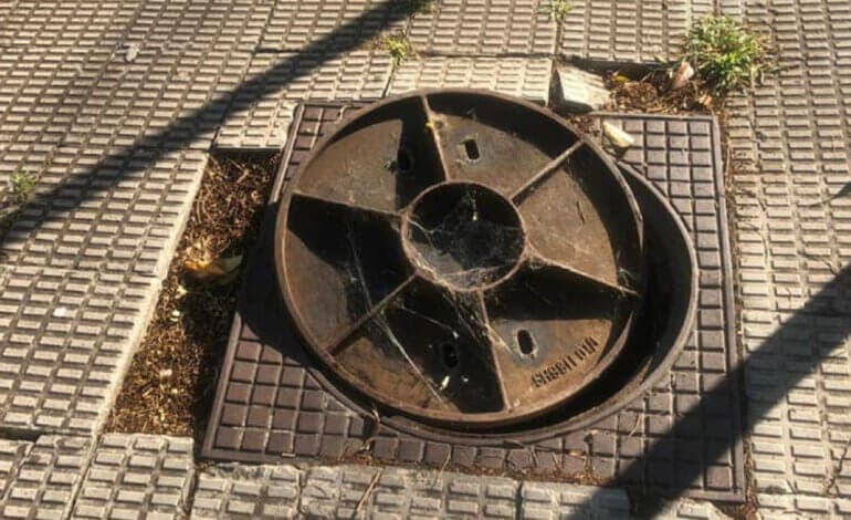 La alcantarilla en mal estado de Coslada que ha provocado ya varias caídas 