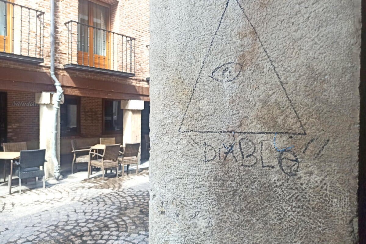 Denuncian que la suciedad en Alcalá de Henares llega hasta la calle Mayor y reclaman un plan de actuación urgente 