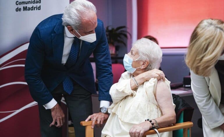 Nicanor y María reciben la cuarta dosis dos años después de inaugurar la vacunación en Madrid 