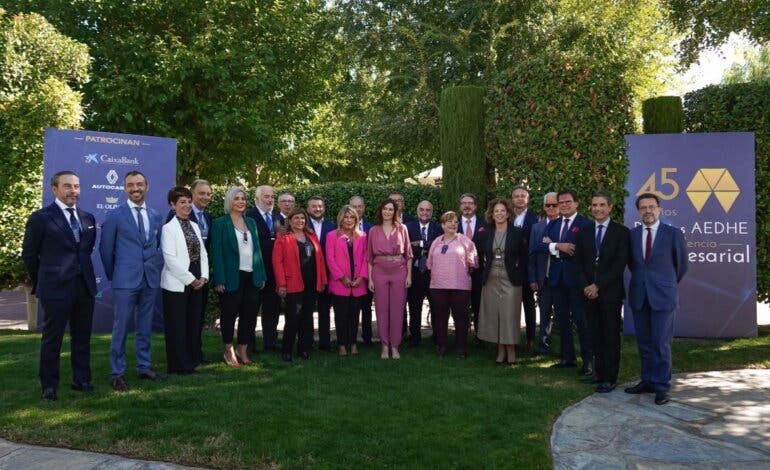 Ayuso muestra su apoyo a los empresarios del Henares en los Premios AEDHE 