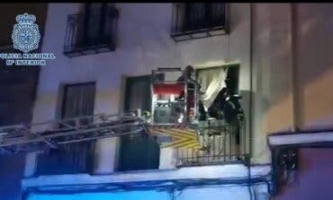 Sorprenden a un ladrón robando en un piso en Madrid tras escalar por la tubería 