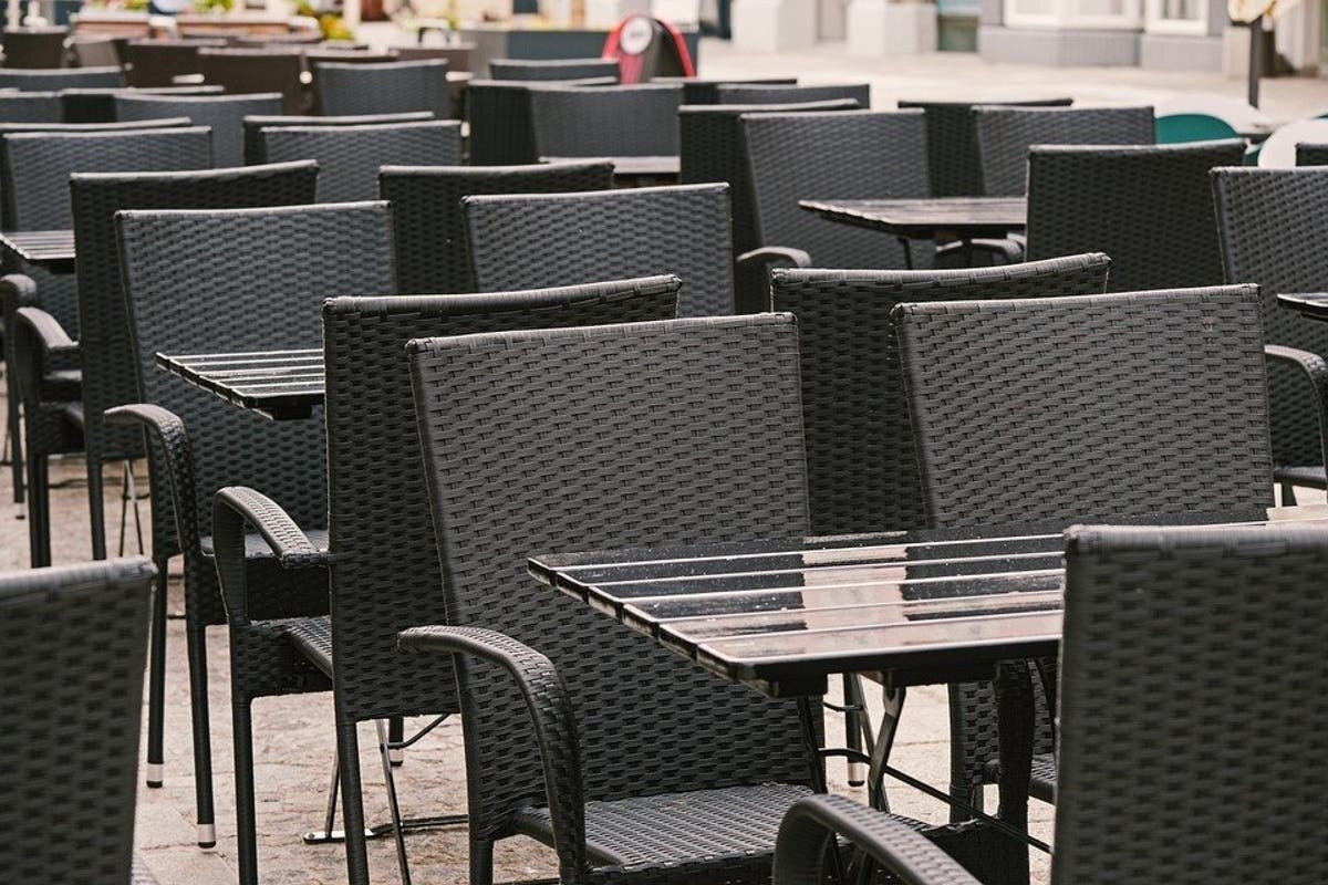 Las mesas de las terrazas de los bares de Madrid deberán contar con papeleras 