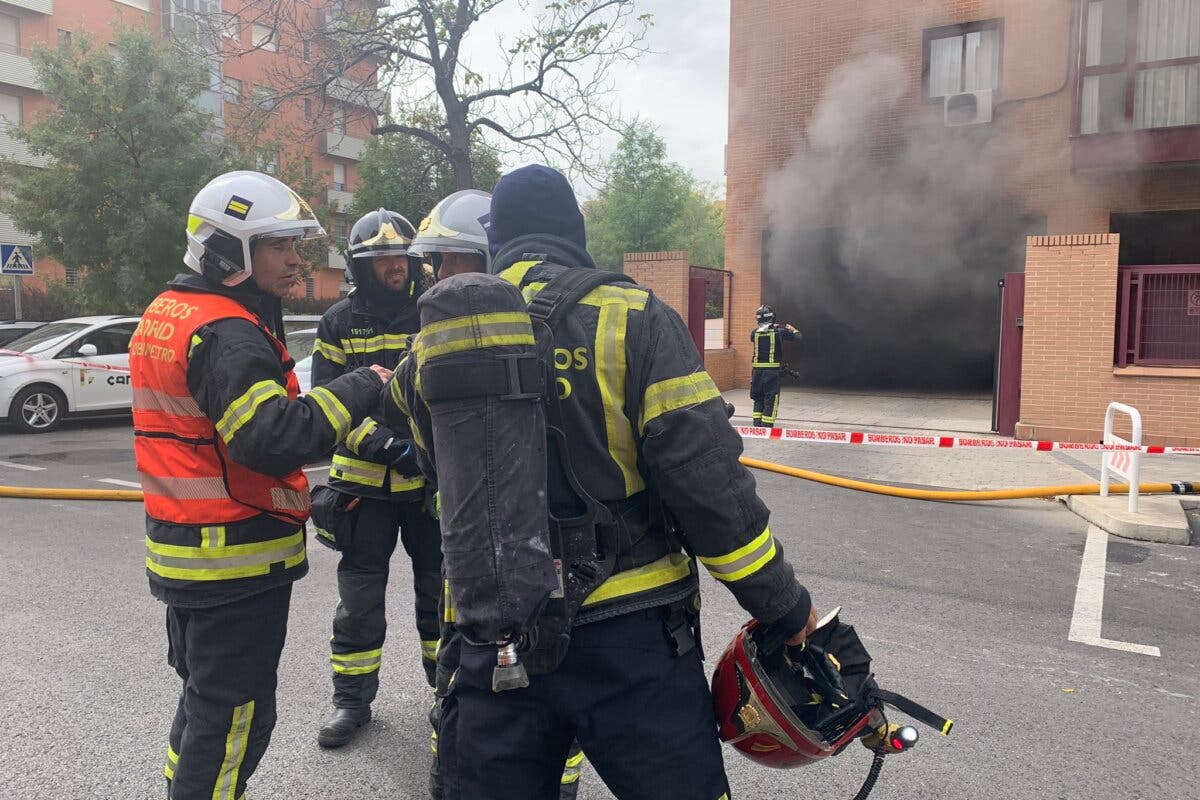 Arden seis vehículos al incendiarse un garaje en Usera