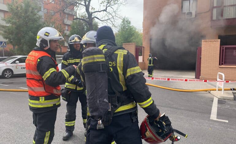 Arden seis vehículos al incendiarse un garaje en Usera