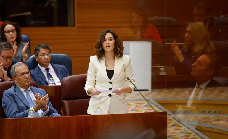 Ayuso defiende cobrar más que Sánchez porque ella no va en Falcon ni vive en un palacio