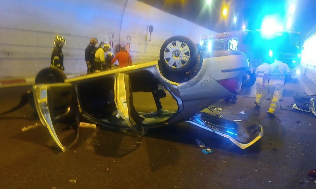 Una pareja de ancianos queda atrapada tras volcar su coche en el túnel de Somosierra