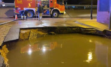 La rotura de una tubería en Camarma provoca un gran socavón e inunda garajes 