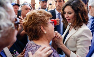 Ayuso visita a los afectados por Metro en San Fernando de Henares: «No vamos a parar hasta solucionar el problema» 