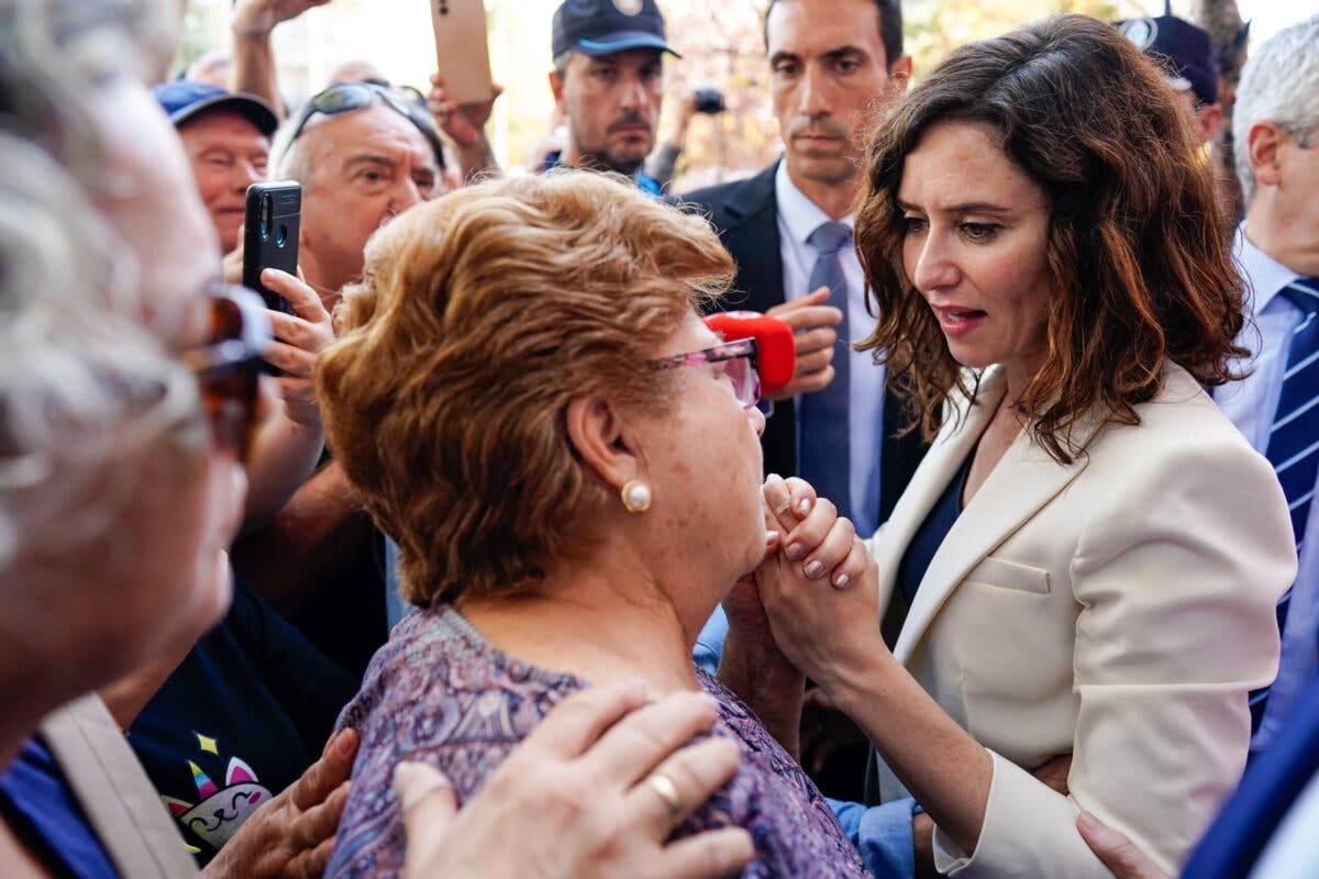 Ayuso visita a los afectados por Metro en San Fernando de Henares: «No vamos a parar hasta solucionar el problema» 