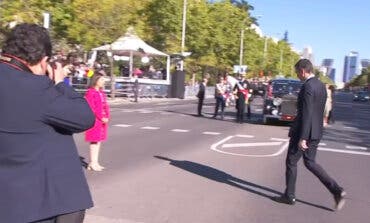 Sánchez se salta el protocolo y hace esperar al Rey para evitar abucheos en el desfile