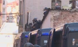 Quince detenidos y dos policías heridos en el desalojo de un edificio okupado en Madrid 