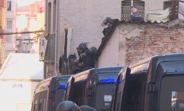 Quince detenidos y dos policías heridos en el desalojo de un edificio okupado en Madrid 