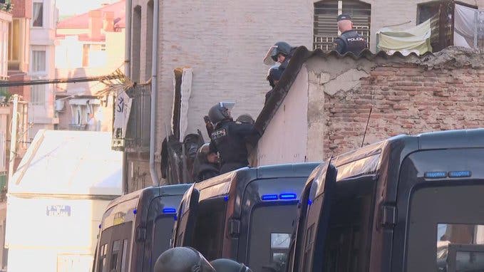 Quince detenidos y dos policías heridos en el desalojo de un edificio okupado en Madrid 