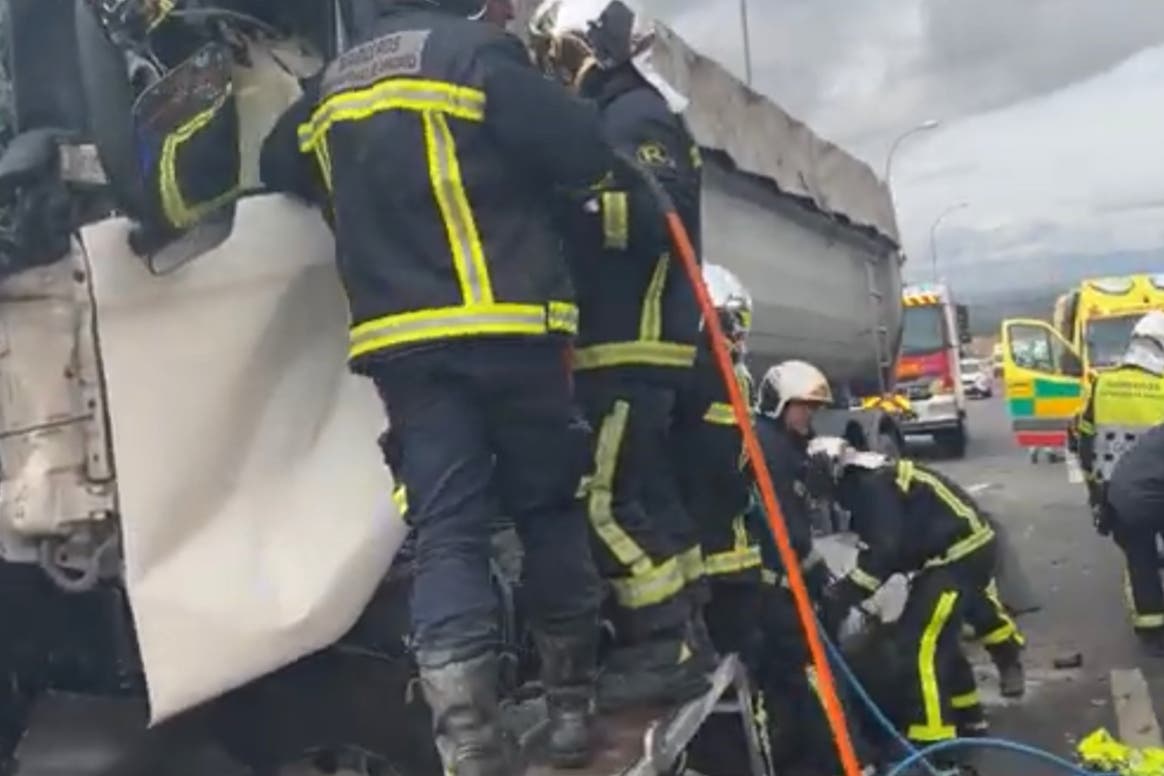 Un camionero herido grave tras un choque entre dos camiones en Paracuellos 