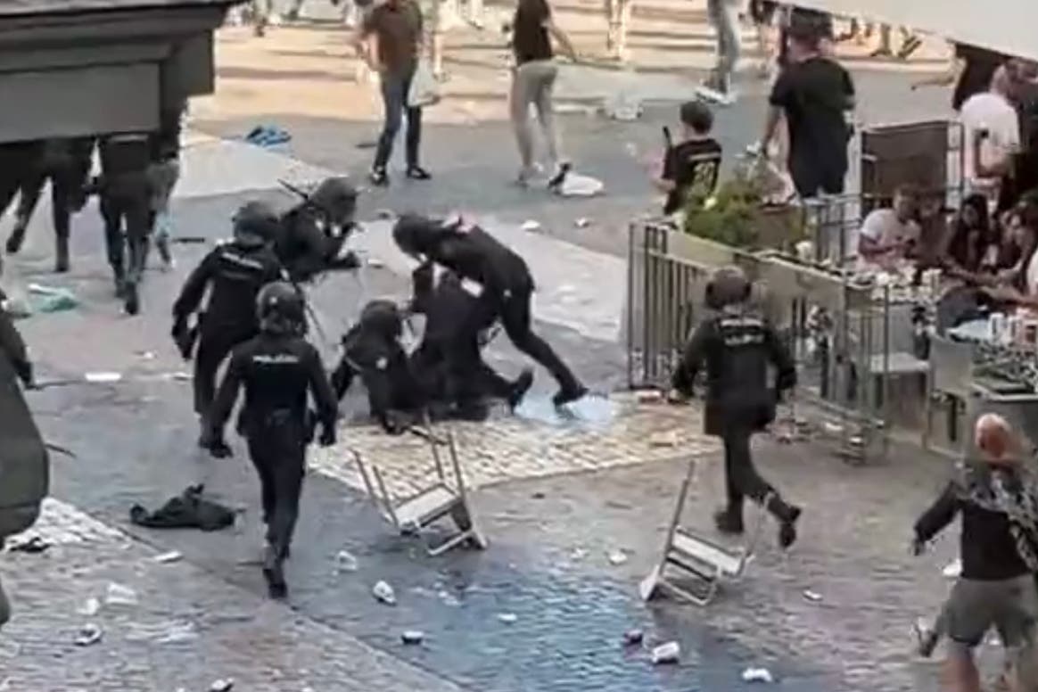 La Policía tuvo que cargar contra los aficionados del Brujas en la Plaza Mayor de Madrid