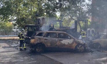 Arden varios vehículos aparcados en una calle de Carabanchel 