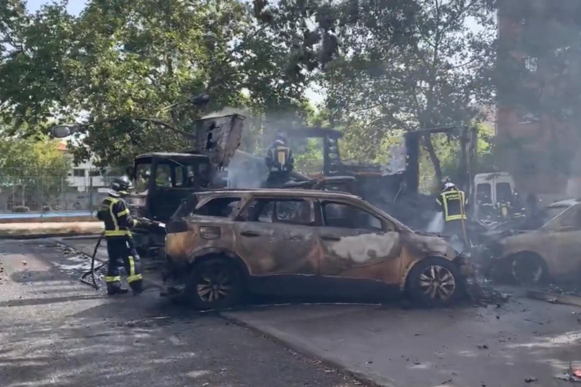 Arden varios vehículos aparcados en una calle de Carabanchel 