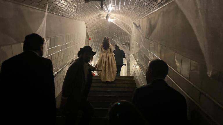 La antigua estación de Metro de Chamberí se convierte en el Castillo de Drácula