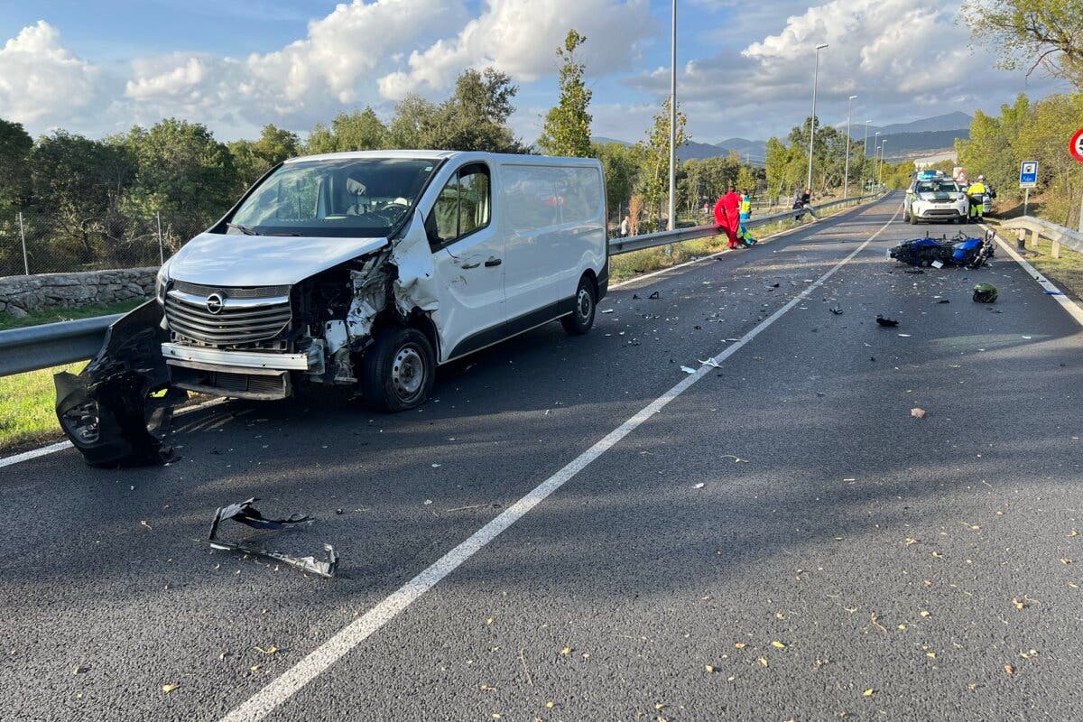 Muere un motorista tras colisionar frontalmente con una furgoneta en la M-620, en Alpedrete