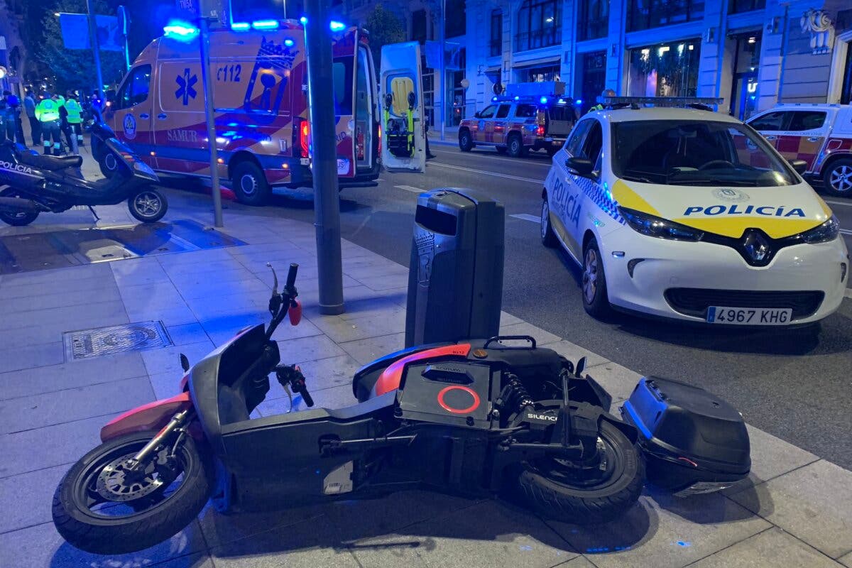 Herido muy grave un motorista tras sufrir una caída en la Gran Vía de Madrid 