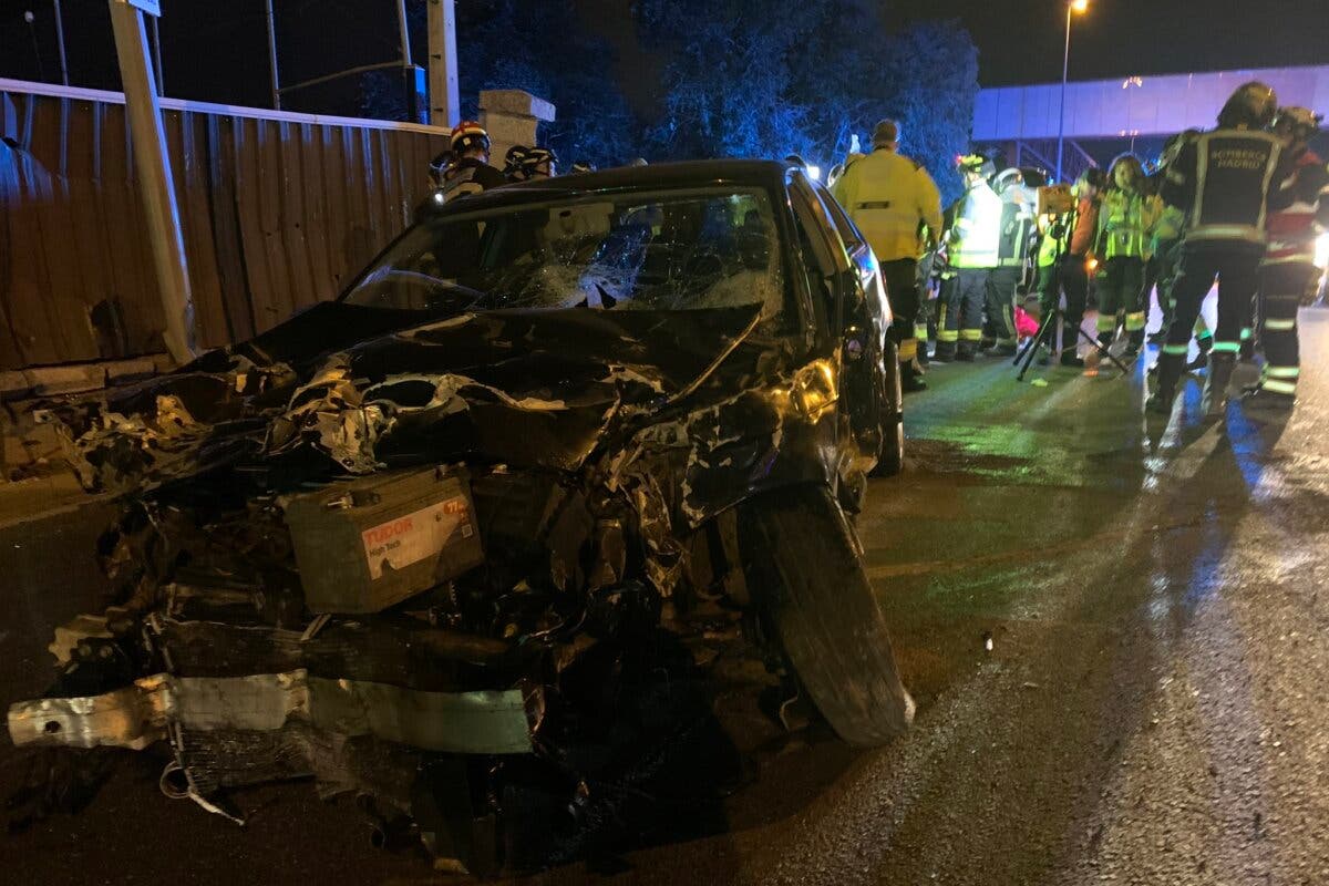 Muy grave un joven atravesado por una barra tras chocar contra una valla en Madrid 