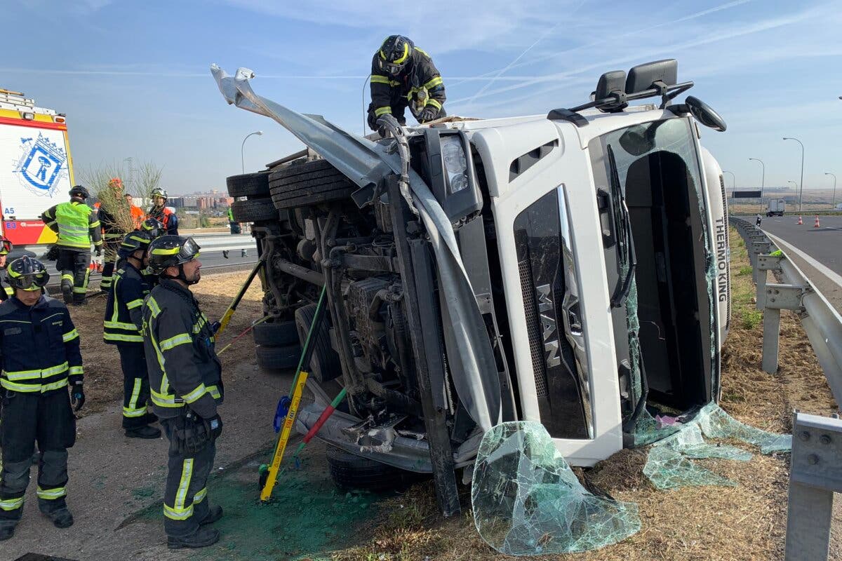 Herido grave un camionero tras arrancar varios metros de guardarraíl y volcar en la M45